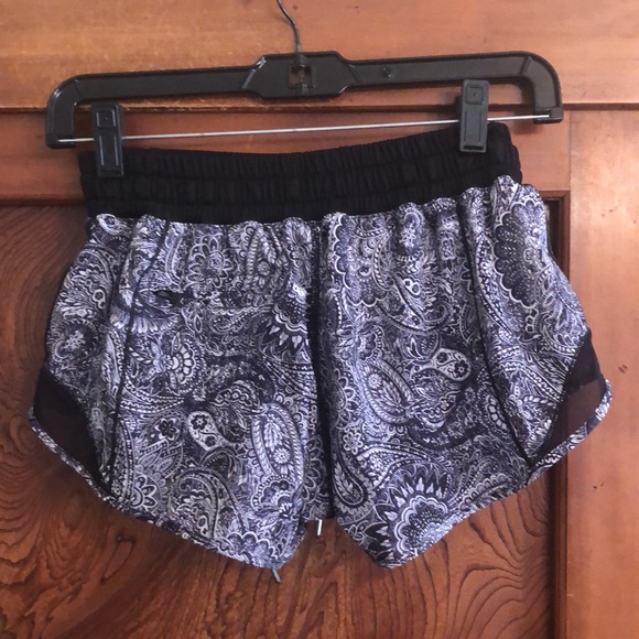 Lululemon black/white pattern short sz 4 has liner 2.5”” inseam - Picture 2 of 6